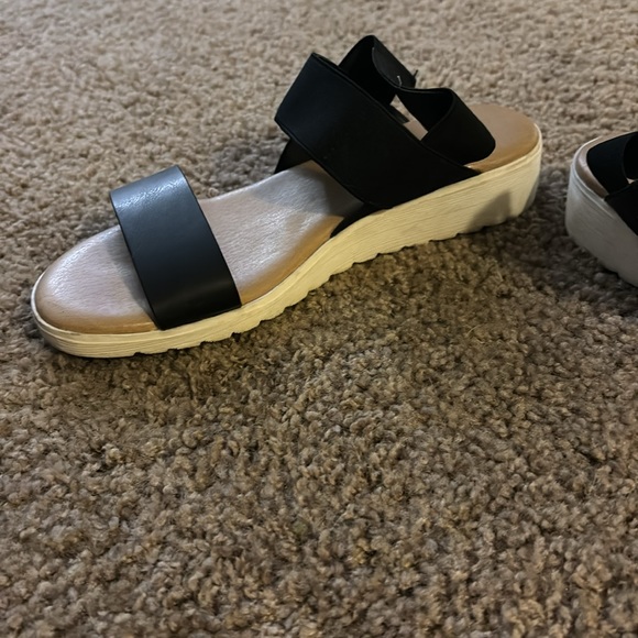 Kenzie Sandal - Picture 3 of 4